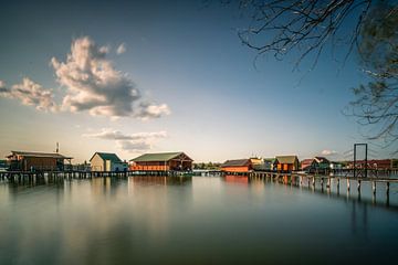 Lange belichting aan het meer met houten huizen van Fotos by Jan Wehnert