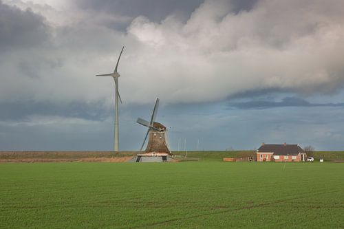 de molen Goliath en de moderne windmolen van M. B. fotografie