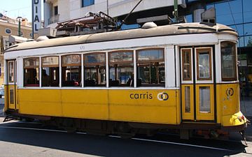 Traditionele Carris Tram in Lissabon van insideportugal