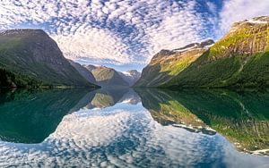 Sonnenaufgang am Lovatnet See in Norwegen
