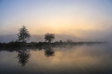 Morgendämmerung bei den Schwackenreuter Seen bei Mühlingen von BlattArt - Christine Horn
