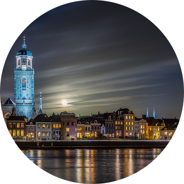 Volle maan boven Deventer van Edwin Mooijaart