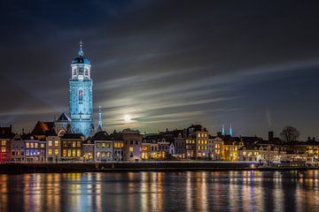 Volle maan boven Deventer by Edwin Mooijaart