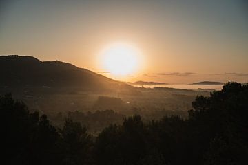 De zon komt op over de vallei op Ibiza van Stefanie de Boer