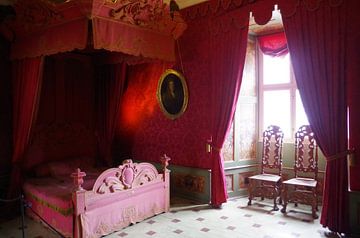 Antiek nostalgisch roze hemelbed in rode slaapkamer van Richard Pruim