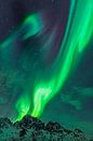 Noorderlicht of Aurora Borealis over de besneeuwde bergen in de winter van Sjoerd van der Wal Fotografie thumbnail