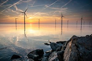 Zonsopkomst boven een spiegelend meer