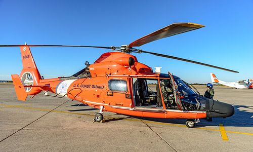 Garde-côtes américains Aérospatiale MH-65D Dolphin.
