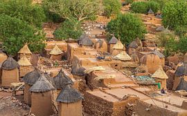Dogon dorp in Mali van Paul de Roos