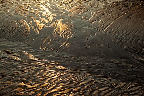 Golden sand on the beach van Arthur Schotman
