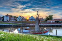 De vissershaven van Greetsiel bij zonsondergang.