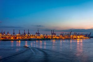 Barkasse vor den abendlichen Lichtern des Hafens