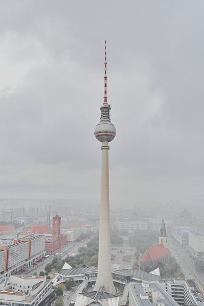 Pluie sur Berlin, ville plongée dans le brouillard. par Jenco van Zalk