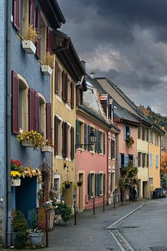 Kleurrijk straatje, Thann, Frankrijk van Imladris Images