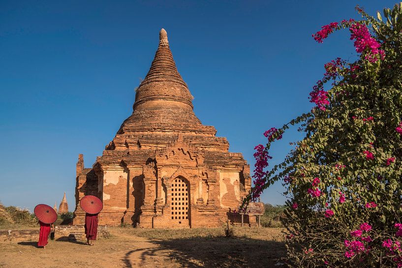 Zwei Mönche und ein buddhistischer Tempel in Bagan, Myanmar von Anges van der Logt