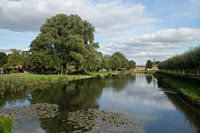 Mooie weerspieling langs het water van de wallen bij Hellevoetsluis