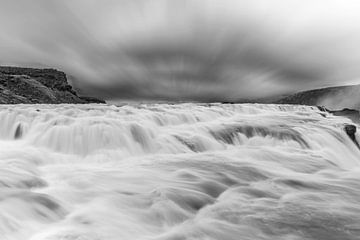 Ein Wasserfall, bei dem man die Bewegung des Wassers sehen kann von Bob Janssen