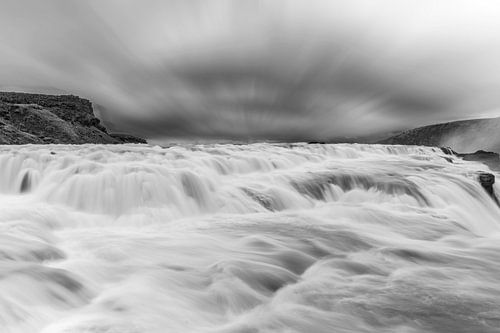 Een waterval waarbij je de beweging van het water ziet