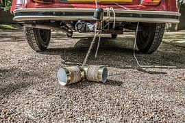 Just Married- Twee blikjes achter een eend voor het jonge echtpaar by Harrie Muis