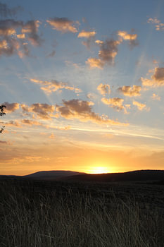 Zonsondergang met wolken in de richting van de Rhön