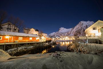 Svolvaer in einer klaren Nacht von Ken Costers