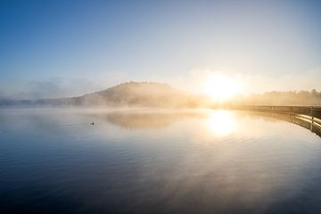 Fine Art landschap van een verstilde mistige zonsopkomst bij een brug van John van de Gazelle fotografie