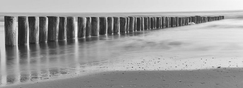 Breakwater with misty water black / white by Manon Ruitenberg