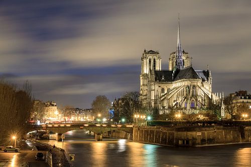 Notre-dame in de nacht aan de Seine