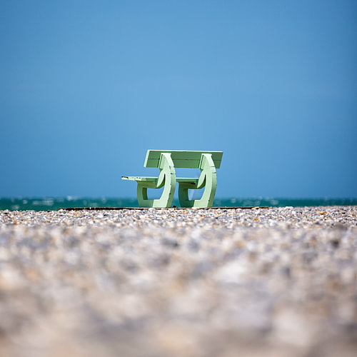 Bankje op het strand in Frankrjk, Normandië