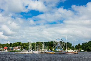 View over the river Warnow in Rostock, Germany sur Rico Ködder