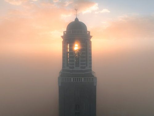 Peperbuskerktoren in Zwolle boven de mist