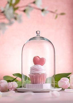 Love is Precious, een roze getint stilleven van Maaike Zaal