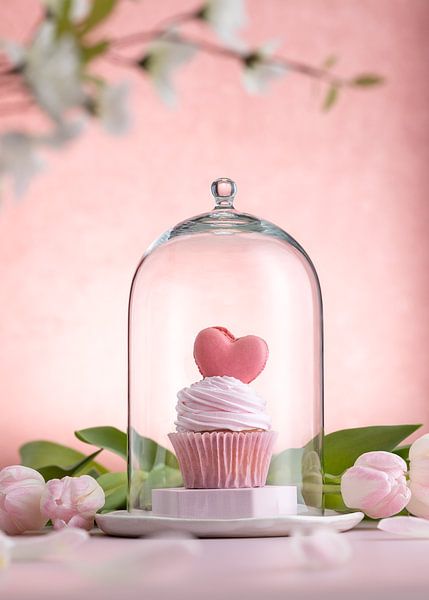 Love is Precious, ein rosa getöntes Stillleben von Maaike Zaal