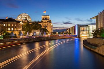 Reichstag Berlijn op het blauwe uur van Frank Herrmann