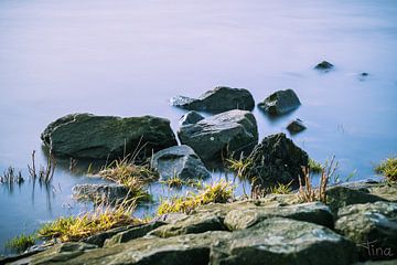 Le reste des rochers dans l'eau calme sur Tina Linssen