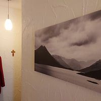 Photo de nos clients: Des montagnes qui sortent de l'eau en Écosse - tirage photo noir et blanc par Manja Herrebrugh - Outdoor by Manja, sur toile