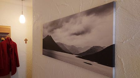 Bergen steken uit het water in Schotland zwart wit fotoprint