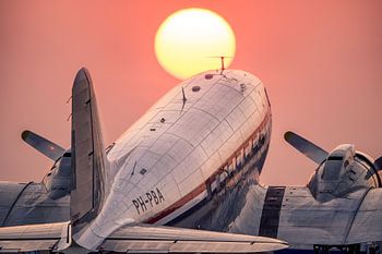 Douglas C-47A Skytrain tijdens zonsondergang op Schiphol Oost