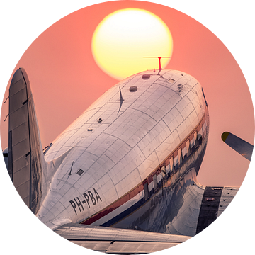 Douglas C-47A Skytrain tijdens zonsondergang op Schiphol Oost van Mark de Bruin