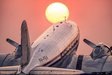 Douglas C-47A Skytrain tijdens zonsondergang op Schiphol Oost