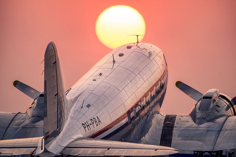 Douglas Skytrain C-47A au coucher du soleil à Schiphol Oost par Mark de Bruin