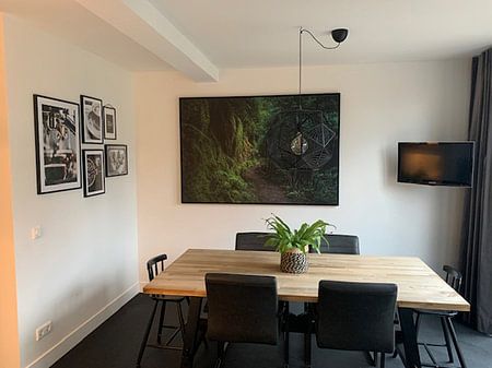 Sentier forestier vers l'inconnu