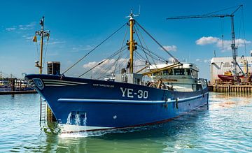 Mosselkotter keert terug in de haven van Ria Overbeeke