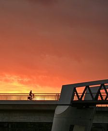 Fietser & brug in vuur en vlam. van René Beijer