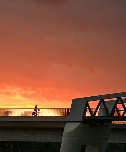 Cycliste et pont en feu.