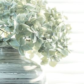 Stilleven met bloem in pastel tinten met wit van Lisette Rijkers