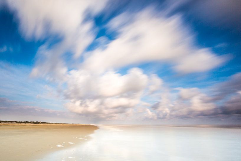 Nuages en mouvement sur la plage de la mer du Nord de Terschelling par Jurjen Veerman