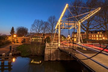 Abel-Tasman-Brücke in Lombok Utrecht während der blauen Stunde. von Russcher Tekst & Beeld