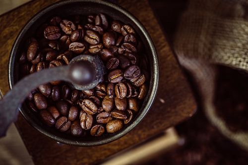 Alte KaffeemÃ¼hle mit Kaffeebohnen