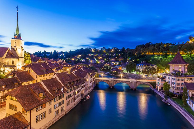 Oude stad en de Aare in Bern bij nacht van Werner Dieterich